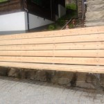 Sitzbank für die Gemeinde Mund, Konsolen aus Stahl Oberfläche feuerverzinkt. Holzlatten aus Vollholz-Platte Lärche.